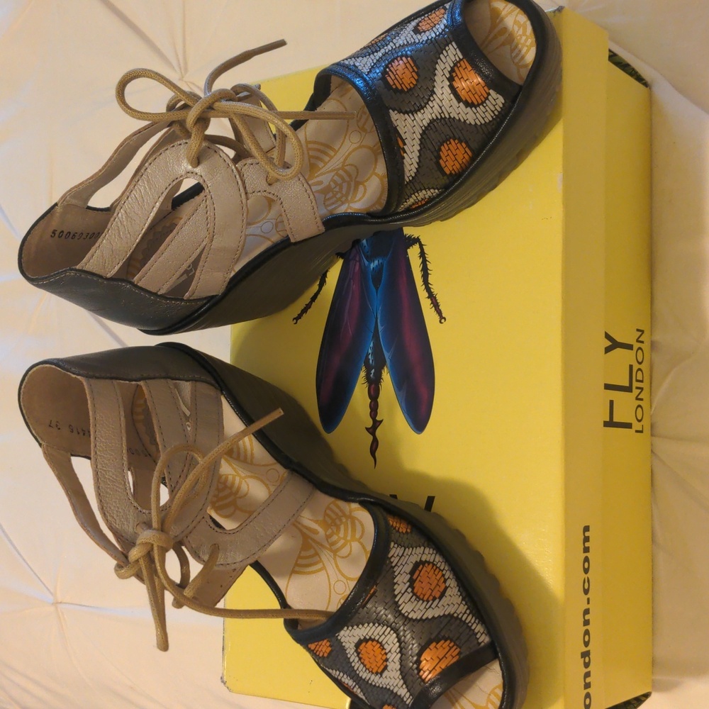 FLY LONDON Yafi Wedge Sandal